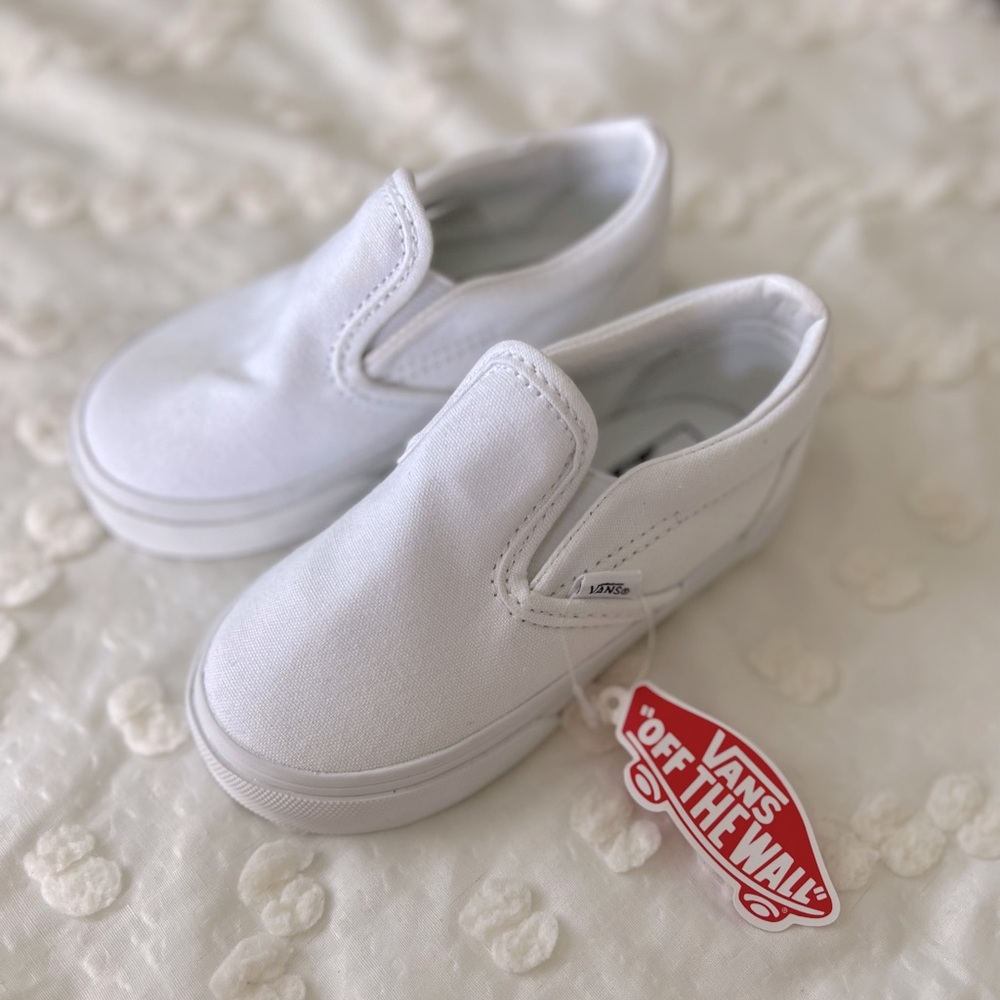 NWT Baby/Toddler size 7 White Vans Slip on Skate Shoe